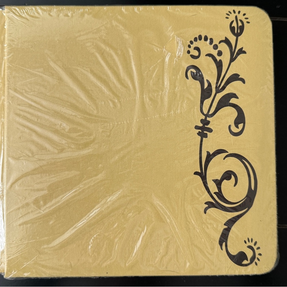 Creative Memories yellow 7 x 7, Album